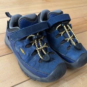 Toddler keen hiking shoes. Toddler 9